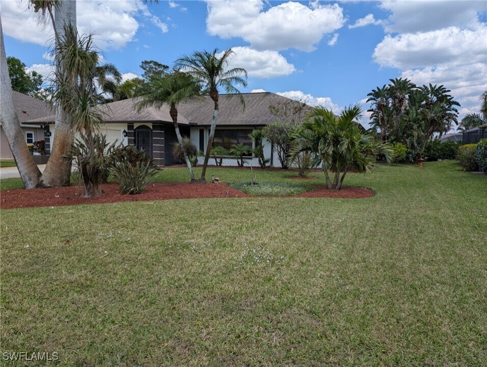 213 Bay Meadows Dr in Naples, FL - Building Photo