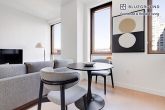 478 Kent Ave in Brooklyn, NY - Foto de edificio - Building Photo