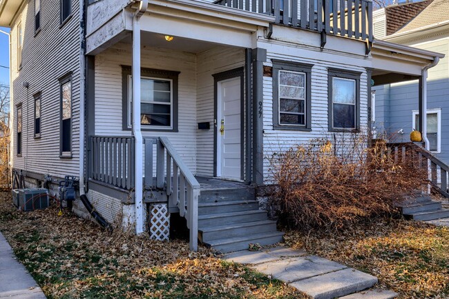 property at 925-927 Goodhue Blvd