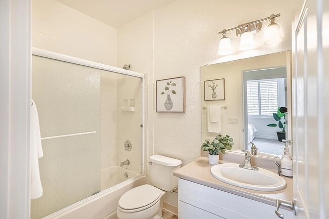 516 Martha St, Unit 206 in San Jose, CA - Foto de edificio - Building Photo