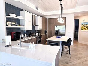 10620 Gulf Shore Dr in Naples, FL - Foto de edificio - Building Photo