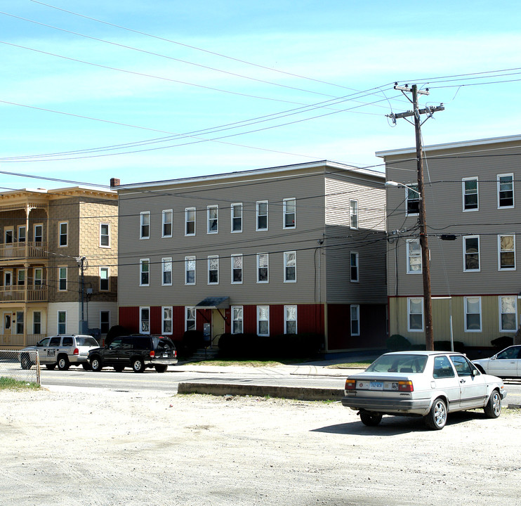 365 E School St in Woonsocket, RI - Building Photo