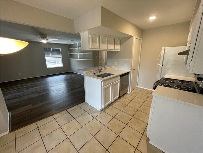 318 S Poplar St in Tomball, TX - Foto de edificio - Building Photo