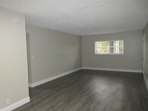 4280 Woodside Dr, Unit 10 in Coral Springs, FL - Building Photo - Building Photo