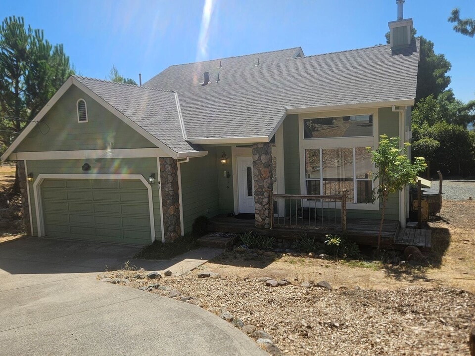 19055 Ravenhill Rd in Hidden Valley Lake, CA - Building Photo