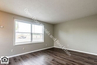 922 East Ave in Kendallville, IN - Building Photo - Building Photo