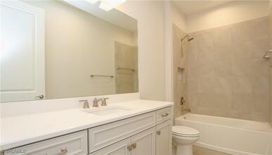 2428 Ariane Dr in Naples, FL - Foto de edificio - Building Photo