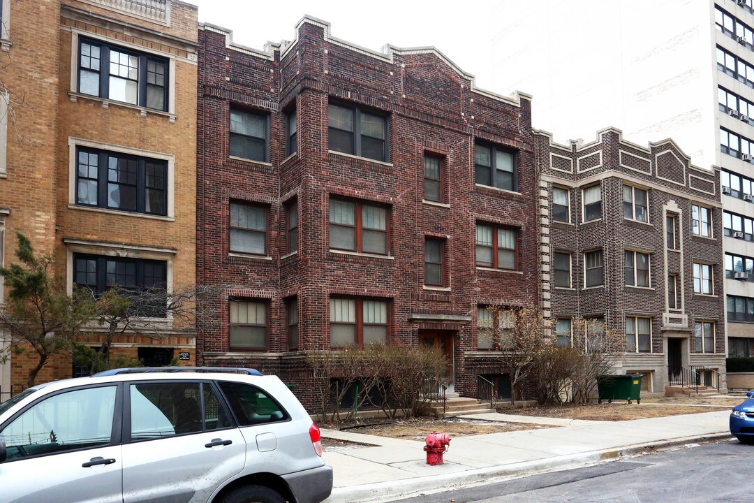 652 W Gordon Ter in Chicago, IL - Building Photo