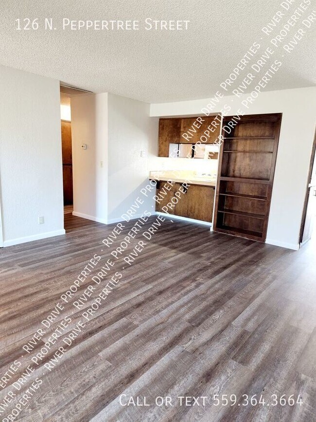 126 N Peppertree St in Visalia, CA - Foto de edificio - Building Photo