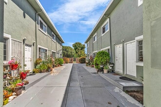 1478 165th Ave, Unit Apt D in Ashland, CA - Building Photo - Building Photo