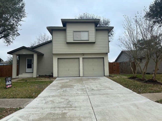 property at 1111 W Brompton Dr