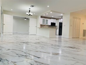 18800 W Lake Dr in Hialeah, FL - Building Photo - Building Photo