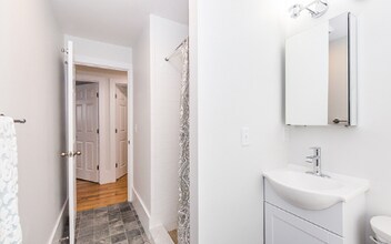 27 Knapp St, Unit D-14 in Somerville, MA - Foto de edificio - Building Photo