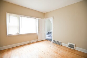 3221 N Newhall St, Unit Lower in Milwaukee, WI - Building Photo - Building Photo