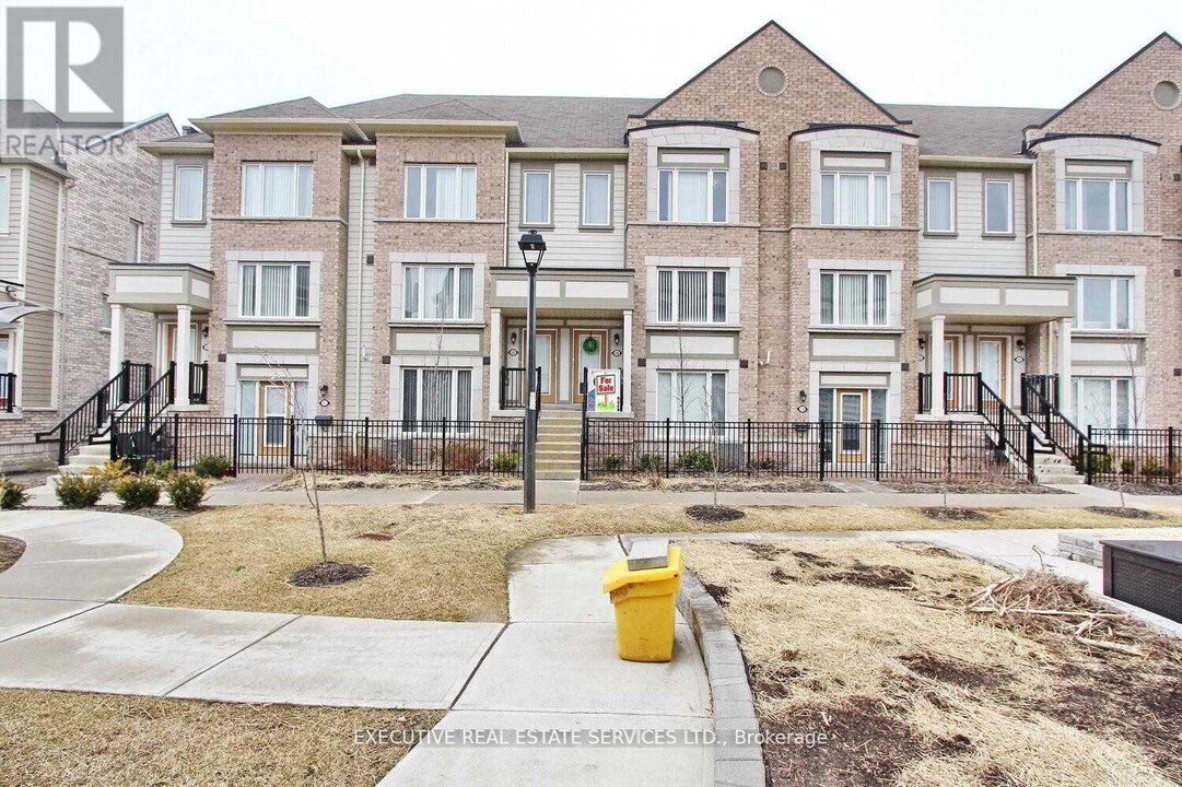 1-121 Beckenrose Ct in Brampton, ON - Building Photo