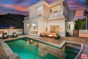 6696 Lakeridge Rd in Los Angeles, CA - Building Photo