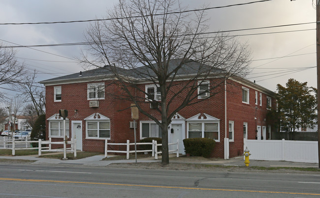 1300 Hampstead Tpke in Elmont, NY - Foto de edificio - Building Photo