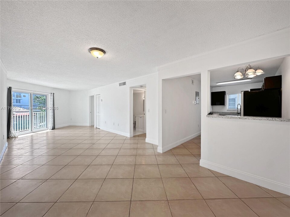 7830 Dickens Ave in Miami Beach, FL - Building Photo