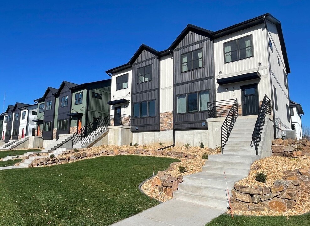 2527 Otter Tail Way in Altoona, WI - Building Photo