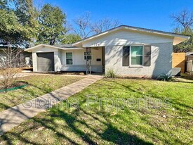 1304 Hillcrest Dr in Austin, TX - Building Photo