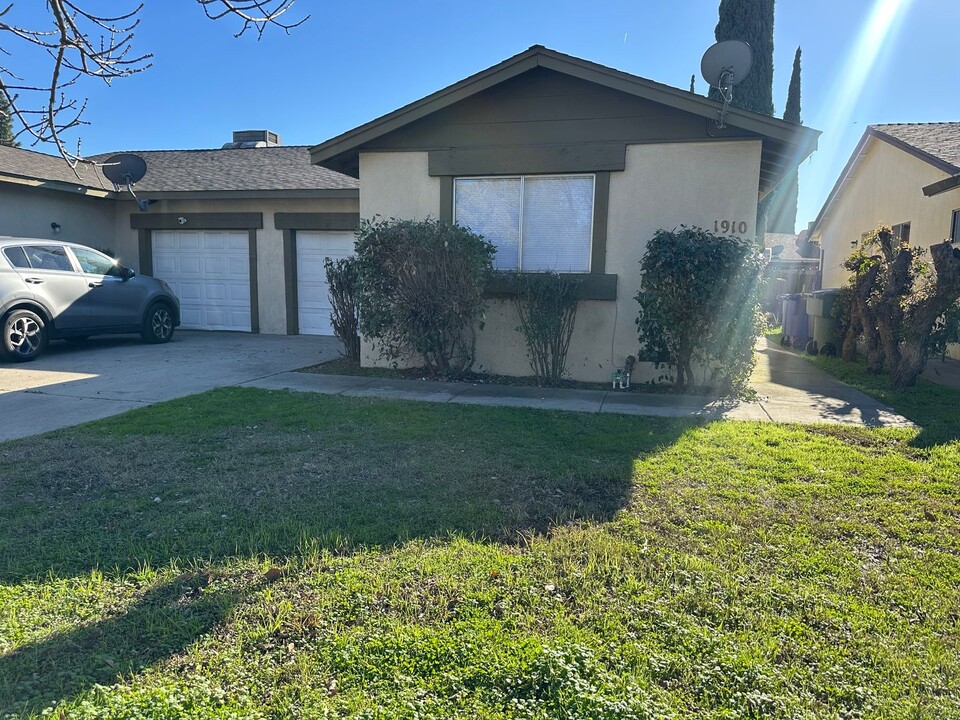 1908-1910 W Rumble Rd in Modesto, CA - Building Photo