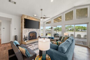 1012 Chestnut Dr in Tool, TX - Building Photo