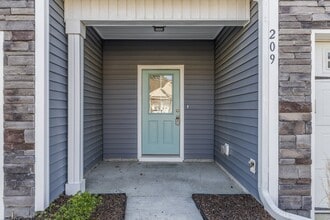 209 N Stingray Ln in Sneads Ferry, NC - Building Photo - Building Photo