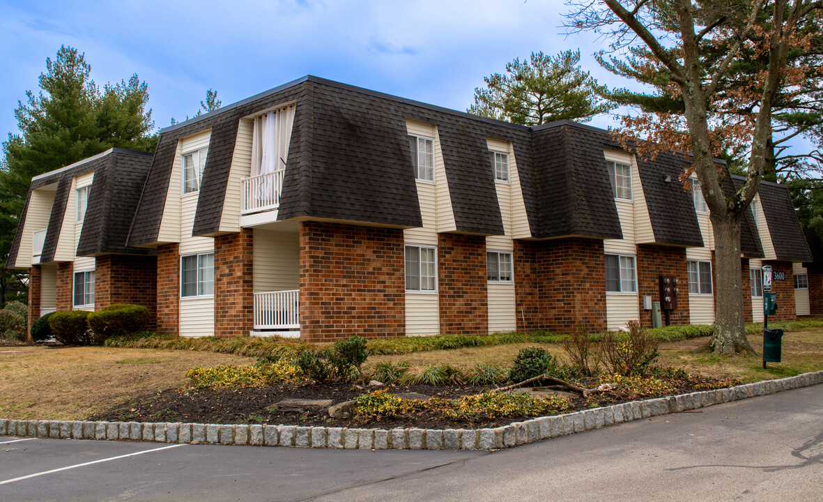 The Courtyards in Edgewater Park, NJ - Building Photo