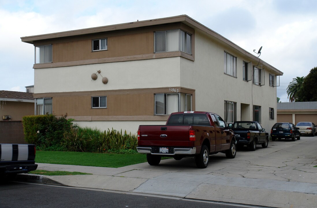 11863 Eucalyptus Ave in Hawthorne, CA - Building Photo