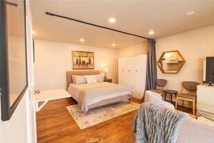 327 3rd St, Unit V in Laguna Beach, CA - Building Photo