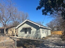 130 N San Ignacio Ave in San Antonio, TX - Building Photo
