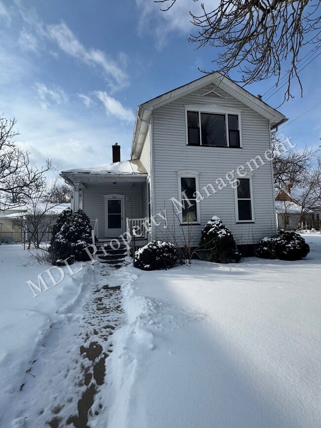 property at 909 Mackinaw St