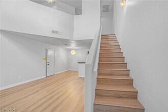 555 Roxella Ln in Las Vegas, NV - Building Photo - Building Photo