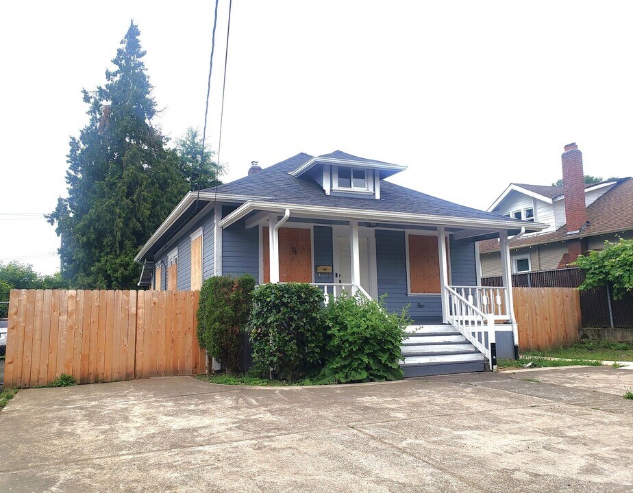 4906 NE 100th Ave in Portland, OR - Building Photo