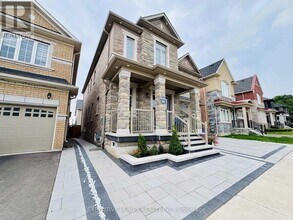 4056 Channing Cres in Oakville, ON - Building Photo - Building Photo