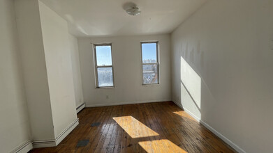 215 India St in Brooklyn, NY - Building Photo - Building Photo