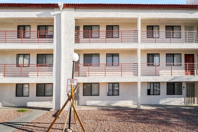 1381 E University Ave. in Las Vegas, NV - Foto de edificio - Building Photo