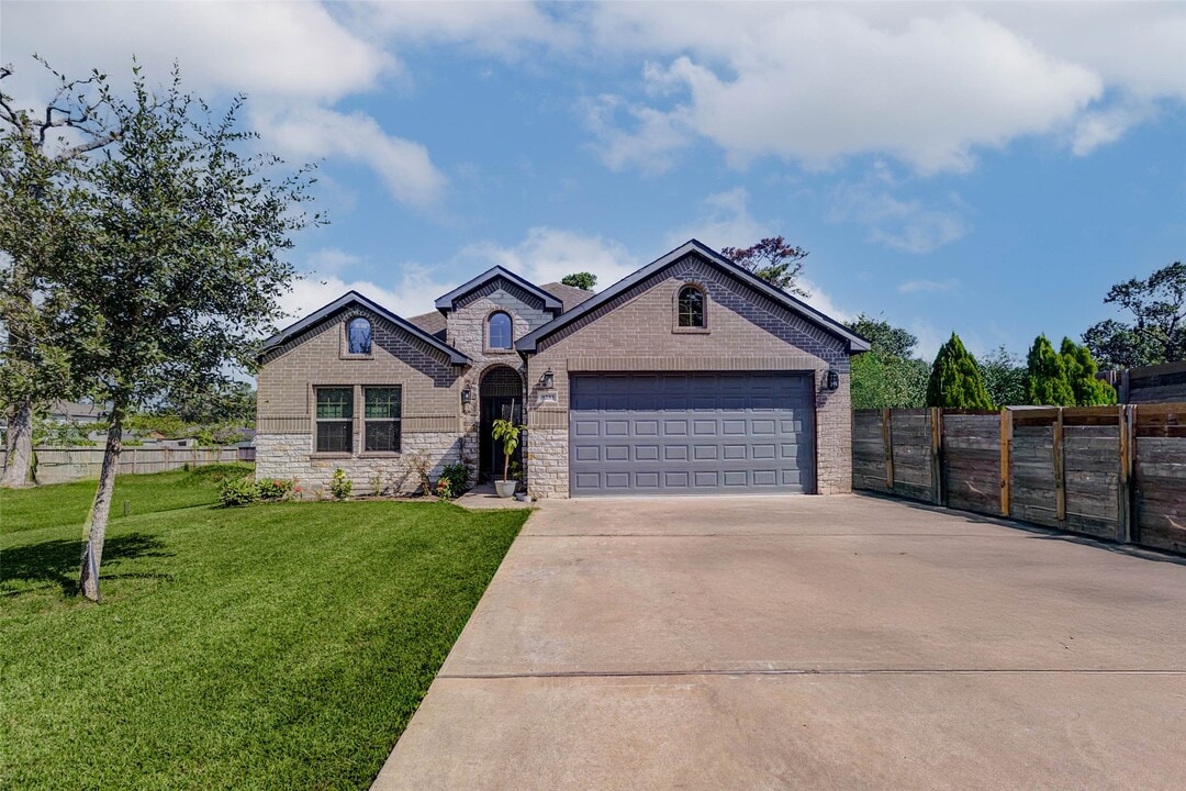 9233 Kentshire Dr in Houston, TX - Building Photo