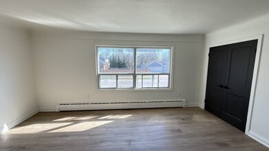 6921 Barker St in Niagara Falls, ON - Building Photo - Building Photo