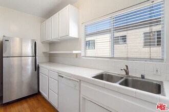 11743 Mayfield Ave in Los Angeles, CA - Building Photo - Building Photo