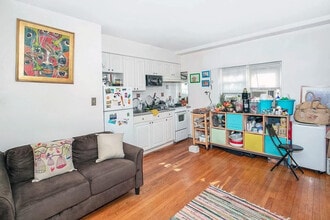 231 W 256th St, Unit Floor1 in Bronx, NY - Foto de edificio - Building Photo