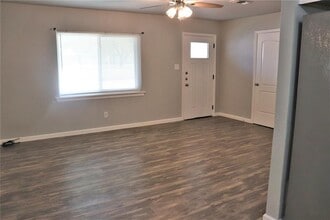 1002 N Main St in Burnet, TX - Building Photo - Building Photo