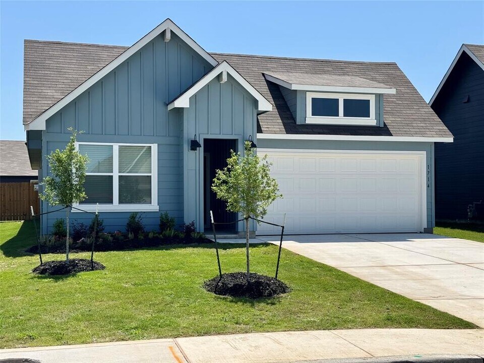 1714 Windsor Blvd in Lockhart, TX - Building Photo