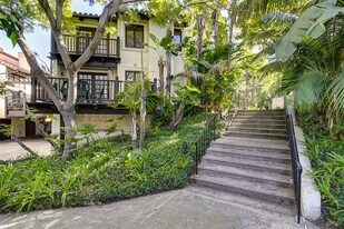 8606 Villa La Jolla Dr in San Diego, CA - Building Photo