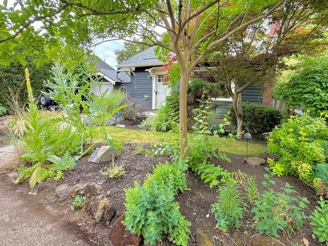 2425 NE 60th Ave in Portland, OR - Building Photo - Building Photo