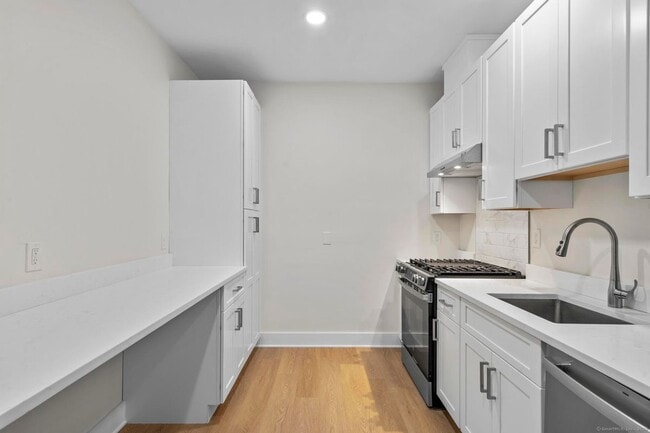 1546 Chapel St in New Haven, CT - Building Photo - Building Photo