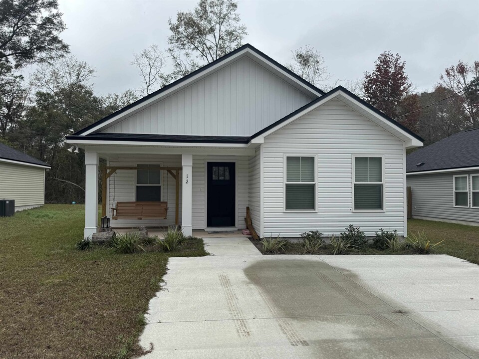 12 Montgomery Dr in Crawfordville, FL - Building Photo