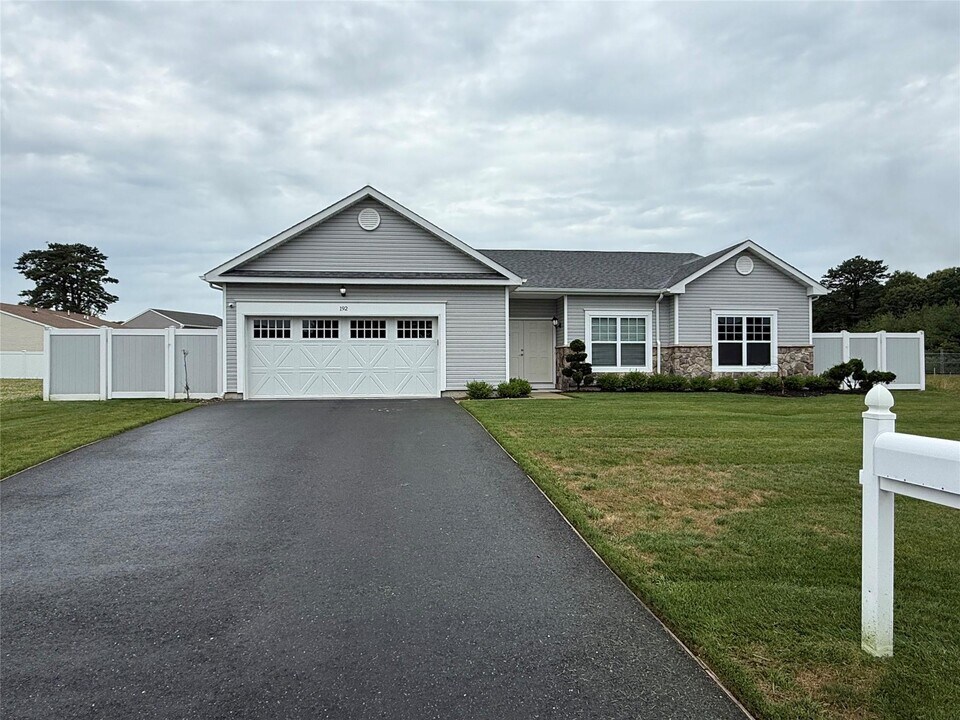 192 Flower Rd in Shirley, NY - Building Photo