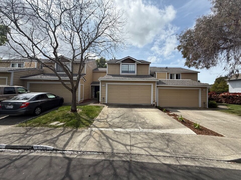 1253 Oak Ridge Rd in Pinole, CA - Foto de edificio