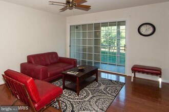 12104 Green Leaf Ct in Fairfax, VA - Building Photo - Building Photo